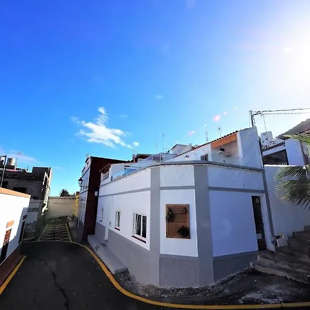 Dom wakacyjny Beach House...El Gincho Garachico Three Minute Walk From El Gincho Beach. *